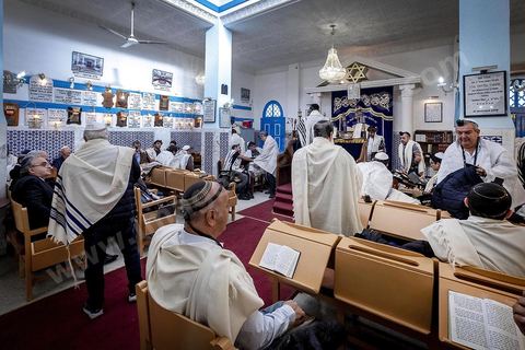 27 novembre 2018 : Les pélérins se rendent à la synagogue Beit Mordekhai de la Goulette pour des prières dans le cadre du pélerinage. Près de 300 pélerins juifs venus principalement de France pour assister au traditionnel pèlerinage sur la tombe de Rebbi Hai Taieb Lo Met. A l’occasion de ce pèlerinage, de nombreux Tunisiens de confession juive se rendent sur la tombe du rabbin ainsi que dans d’autres sanctuaires et lieux de culte juifs comme la Grande Synagogue de Tunis ou celle de la Goulette.