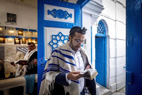 27 novembre 2018 : Les pélérins se rendent à la synagogue Beit Mordekhai de la Goulette pour des prières dans le cadre du pélerinage. Près de 300 pélerins juifs venus principalement de France pour assister au traditionnel pèlerinage sur la tombe de Rebbi Hai Taieb Lo Met. A l’occasion de ce pèlerinage, de nombreux Tunisiens de confession juive se rendent sur la tombe du rabbin ainsi que dans d’autres sanctuaires et lieux de culte juifs comme la Grande Synagogue de Tunis ou celle de la Goulette.