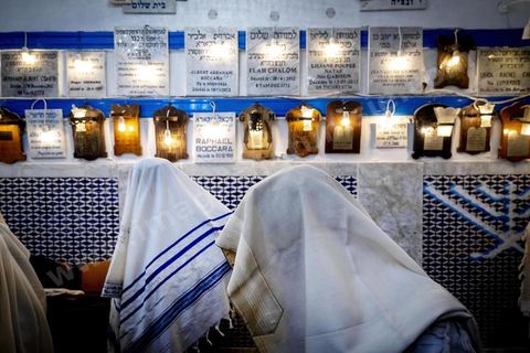 27 novembre 2018 : Les pélérins se rendent à la synagogue Beit Mordekhai de la Goulette pour des prières dans le cadre du pélerinage. Près de 300 pélerins juifs venus principalement de France pour assister au traditionnel pèlerinage sur la tombe de Rebbi Hai Taieb Lo Met. A l’occasion de ce pèlerinage, de nombreux Tunisiens de confession juive se rendent sur la tombe du rabbin ainsi que dans d’autres sanctuaires et lieux de culte juifs comme la Grande Synagogue de Tunis ou celle de la Goulette.