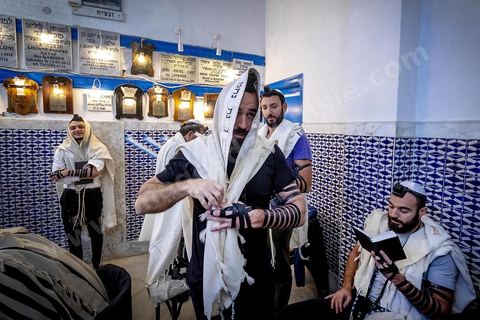 27 novembre 2018 : Les pélérins se rendent à la synagogue Beit Mordekhai de la Goulette pour des prières dans le cadre du pélerinage. Près de 300 pélerins juifs venus principalement de France pour assister au traditionnel pèlerinage sur la tombe de Rebbi Hai Taieb Lo Met. A l’occasion de ce pèlerinage, de nombreux Tunisiens de confession juive se rendent sur la tombe du rabbin ainsi que dans d’autres sanctuaires et lieux de culte juifs comme la Grande Synagogue de Tunis ou celle de la Goulette.