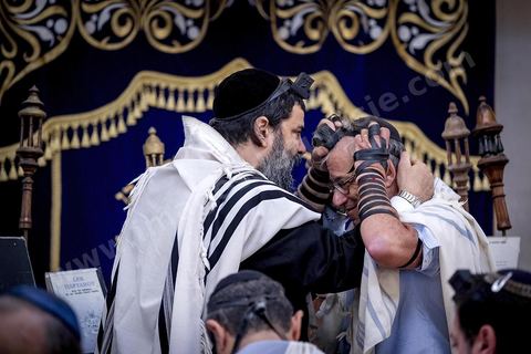 27 novembre 2018 : Les pélérins se rendent à la synagogue Beit Mordekhai de la Goulette pour des prières dans le cadre du pélerinage. Près de 300 pélerins juifs venus principalement de France pour assister au traditionnel pèlerinage sur la tombe de Rebbi Hai Taieb Lo Met. A l’occasion de ce pèlerinage, de nombreux Tunisiens de confession juive se rendent sur la tombe du rabbin ainsi que dans d’autres sanctuaires et lieux de culte juifs comme la Grande Synagogue de Tunis ou celle de la Goulette.