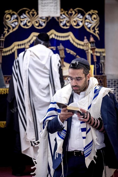 27 novembre 2018 : Les pélérins se rendent à la synagogue Beit Mordekhai de la Goulette pour des prières dans le cadre du pélerinage. Près de 300 pélerins juifs venus principalement de France pour assister au traditionnel pèlerinage sur la tombe de Rebbi Hai Taieb Lo Met. A l’occasion de ce pèlerinage, de nombreux Tunisiens de confession juive se rendent sur la tombe du rabbin ainsi que dans d’autres sanctuaires et lieux de culte juifs comme la Grande Synagogue de Tunis ou celle de la Goulette.