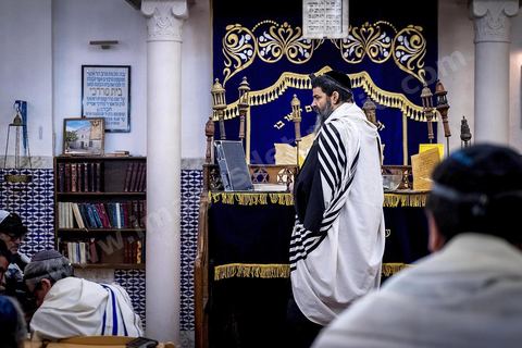27 novembre 2018 : Les pélérins se rendent à la synagogue Beit Mordekhai de la Goulette pour des prières dans le cadre du pélerinage. Près de 300 pélerins juifs venus principalement de France pour assister au traditionnel pèlerinage sur la tombe de Rebbi Hai Taieb Lo Met. A l’occasion de ce pèlerinage, de nombreux Tunisiens de confession juive se rendent sur la tombe du rabbin ainsi que dans d’autres sanctuaires et lieux de culte juifs comme la Grande Synagogue de Tunis ou celle de la Goulette.