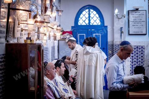 27 novembre 2018 : Les pélérins se rendent à la synagogue Beit Mordekhai de la Goulette pour des prières dans le cadre du pélerinage. Près de 300 pélerins juifs venus principalement de France pour assister au traditionnel pèlerinage sur la tombe de Rebbi Hai Taieb Lo Met. A l’occasion de ce pèlerinage, de nombreux Tunisiens de confession juive se rendent sur la tombe du rabbin ainsi que dans d’autres sanctuaires et lieux de culte juifs comme la Grande Synagogue de Tunis ou celle de la Goulette.