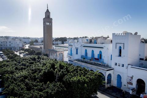 Place Safa Saf et grande mosquée de La Marsa, ville de la banlieue nord de Tunis est une station balnéaire hupée