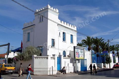 Station TGM à La Marsa, ville de la banlieue nord de Tunis est une station balnéaire hupée