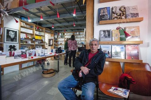 Lotfi le propriétaire de la Librairie Mille Feuilles à La Marsa