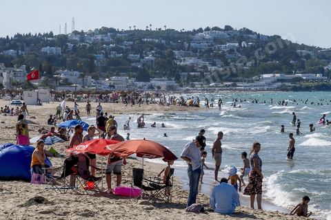 En été la plage de La Marsa se remplit, les quartiers populaires se retrouvent sur la plage chic bordée des plus belles villas du pays. 