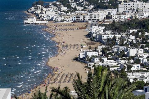 En été la plage de La Marsa se remplit, les quartiers populaires se retrouvent sur la plage chic bordée des plus belles villas du pays. 