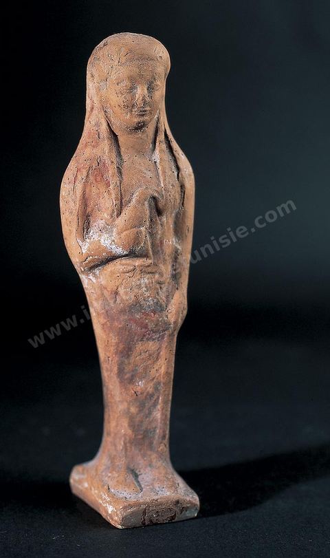Déesse tenant une colombe. Il s’agit d’Ashtarté et de l’oiseau qui lui sert d’attribut. Trouvée dans une tombe du VIe‑siècle av. J.-C. à Carthage, elle était censée assurer la protection du défunt - section punique - musée du Bardo