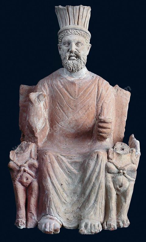 Statuette en terre cuite de Baal Hammon . Assis sur un trône dont les accoudoirs sont des sphinx, vêtu d’une longue tunique orientale et coiffé d’une tiare à plumes d’origine mésopo­tamienne, le dieu dégage une impression de gravité et de sérénité. Sa main droite est levée en signe de bénédiction (H.‑40‑cm, sanctuaire de Thinissut, ier‑ou‑iie‑siècle ap.‑J.-C., musée du Bardo). section punique - musée du Bardo