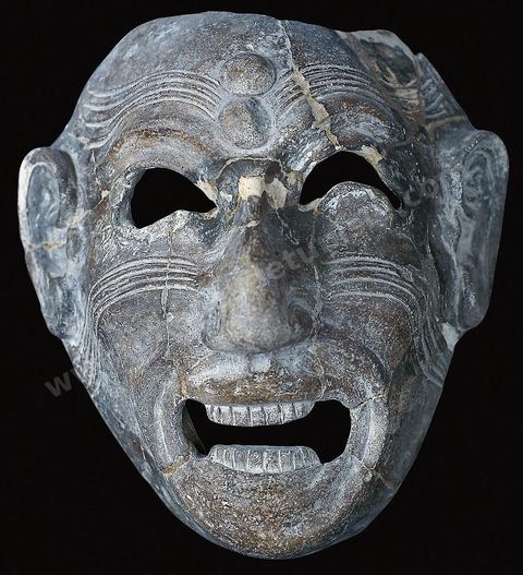 Masque grotesque et grimaçant en terre cuite. Ce type de masque hérité de Phénicie était placé dans les tombes pour protéger les morts contre les démons (H. 18‑cm, l.‑16‑cm, nécropole de Dermech, Carthage, fin du VIIIe ou début du VIIe‑siècle, musée de Carthage). Section punique