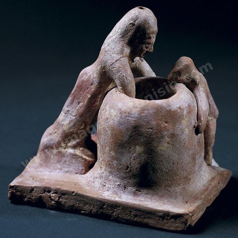 Tabouna (four à pain) en terre cuite. Cette figurine reproduit une scène de cuisson dans un four domestique façonné avec de l’argile séchée. Une femme est en train de placer une galette contre la paroi intérieure du four préalablement chauffé, sous le regard intéressé d’un enfant (H. 19‑cm, nécropole punique de Carthage, milieu du VIe siècle av. J.-C.). section punique - musée du Bardo