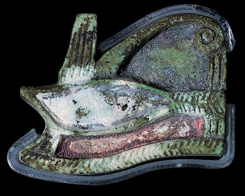 Amulettes égyptisantes en pâte siliceuse. Très travaillées, elles forment souvent les motifs de colliers et figurent par dizaines dans les tombes les plus riches. Importées d’Égypte ou fabriquées sur place, on leur prête une puissance magique protectrice de la vie et, après la mort, elles veillent sur l’âme du défunt. Elles représentent le plus souvent l’œil du dieu Horus ou «‑Oudja‑» . Elles ne dépassent guère 2 à 5 cm de hauteur ( H.‑8,2‑cm et 7‑cm, Carthage , Ve-IVe siècles av.‑J.-C., musée de‑Carthage ). section punique