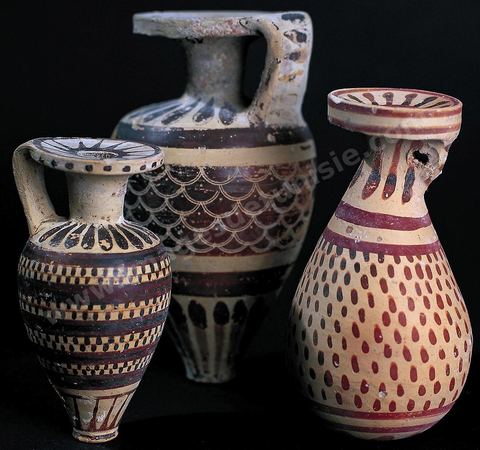Céramique d’importation qui reflète l’importance des réseaux commerciaux établis par les Carthaginois et la richesse de leurs échanges : gourdes chypriotes de forme sphérique décorées de lignes concentriques et‑de cercles du VIIe siècle ; vase piriforme provenant du monde grec ; Musée du bardo - section punique