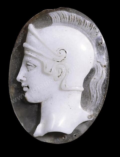 Camée en sardoine à deux couches représentant une tête d’Athéna casquée, déesse réunissant la formidable puissance de Zeus et la sagesse de Métis. section punique - musée du Bardo