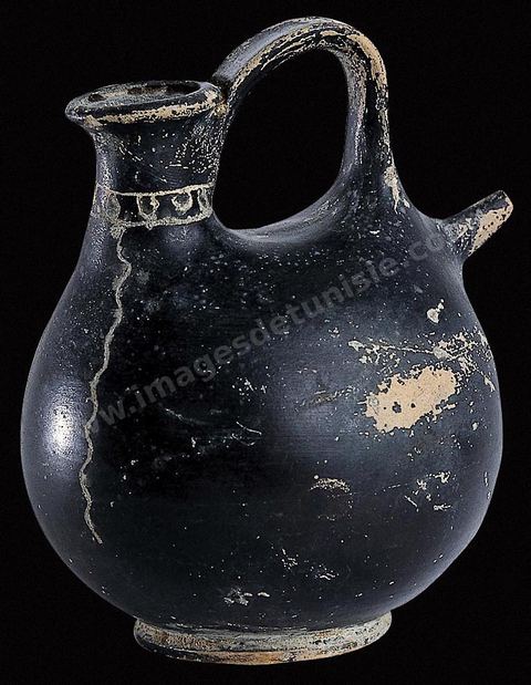 Vase à suçoir (askos) en céramique à vernis noir de fabrication siciliote, datable du IIIe‑siècle (musée du‑Bardo). section punique - musée du Bardo