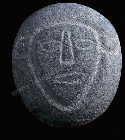Bétyle portant la transcription en grec d’une expression phénicienne qui signifie la «maison du dieu», en granit gris orné sur une face d’une figure humaine avec des oreilles d’animal. Au revers figure la même inscription en caractères puniques. Ce galet pourrait être une représentation de Baal Hammon, une expression de sa terrible force ( H. 32‑cm, l. 28‑cm, provenance inconnue, Ve siècle av. J.-C., musée du Bardo ). Section punique - musée du Bardo