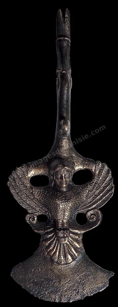 Hachette-rasoir en bronze à pédoncule droit et orné d’un personnage ailé en relief ( H.‑13‑cm, l.‑5‑cm, Kerkouane, iIVe siècle av. J.-C., musée du Bardo ). Section punique - musée du Bardo