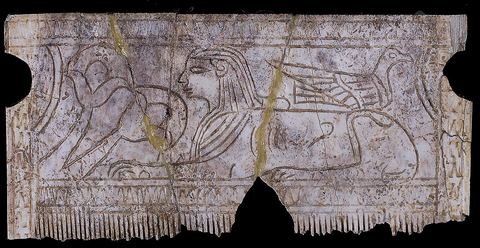 Peigne orné d’un décor d’inspiration égyptienne ( L. 10‑cm, l. 5‑cm, nécropole de la colline de Junon, Carthage, VIIe‑siècle av.‑J.-C., musée du Bardo ). section punique - musée du Bardo