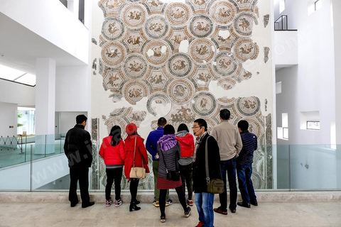 28 décembre 2018 à 10h28 : dasn le hall du musée du Bardo, un groupe de touristes japonais contemple l'immense mosaïque qui accueile les touristes.