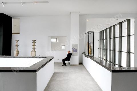 28 décembre 2018 à 10h33 : dans les couloirs du musée du Bardo, un des gardiens surveille les oeuvres.