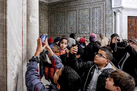 28 décembre 2018 à 10h51 : dans la salle de Virgile, ancienne chambre du palais du Bey, la richesse de la coupole stuquées et des céramiques murales cohabitent avec les impacts de balles sur les vitrines et les murs. La volonté de la direction a été de conserver ces impacts pour ne pas oublier ce terrible attentat du 18 mars 2015 qui a fait 22 morts, ils sont aujourd'hui une attraction touristique.