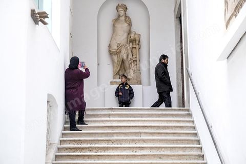 28 décembre 2018 à 12h30 : dans le grand escalier du palais, la statue Apollon accueiile les visiteurs du musée du Bardo. Le petit impact de balle sur le mur blanc à gauche de la statue rappelle l'attentat du 18 mars 2015. Peu doeuvres d'art furent touchés et impactés par l'attentat, comme ce grand Apollon. 