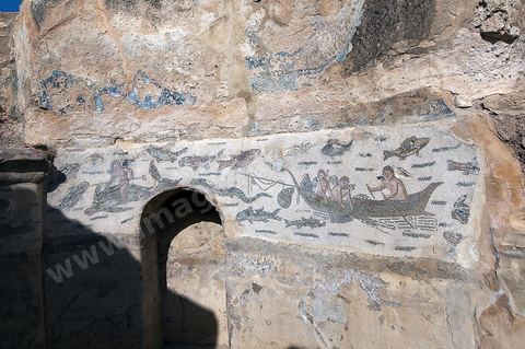 Mosaïque des pêcheurs dans un bassin des Petits thermes publics sur le ssite archéologique romain de Uthina / Oudna dans la région de Mornag banlieue sud de Tunis