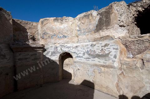 Mosaïque des pêcheurs dans un bassin des Petits thermes publics sur le ssite archéologique romain de Uthina / Oudna dans la région de Mornag banlieue sud de Tunis