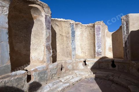 Latrines des Petits thermes publics sur le ssite archéologique romain de Uthina / Oudna dans la région de Mornag banlieue sud de Tunis