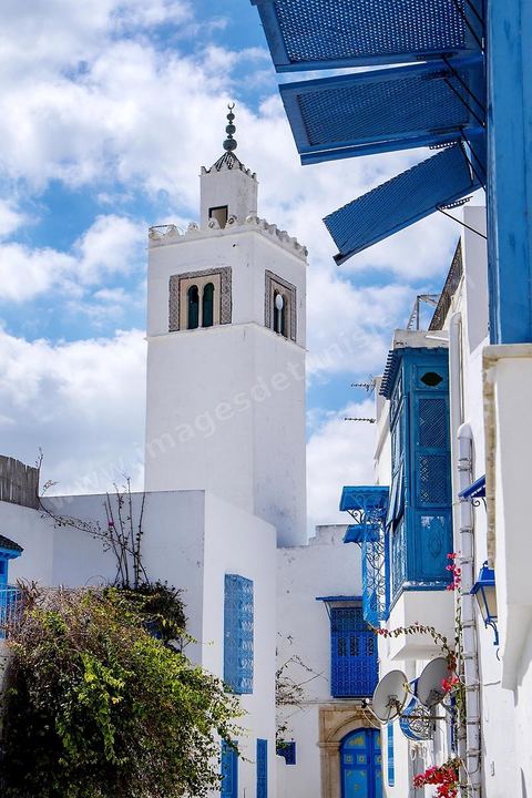 Minaret de la grande mosquée de Sidi Bou Said vu depuis une ruelle