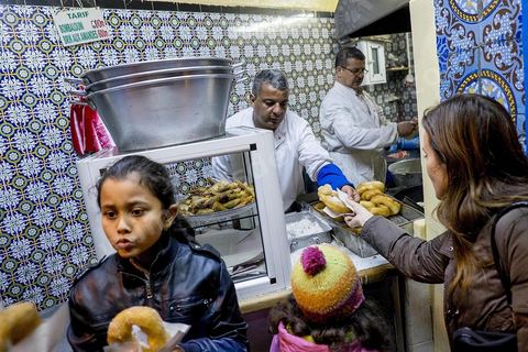Le fameux vendeur de Bambalouni, le célèbre beignet de Sidi Bou Saïd