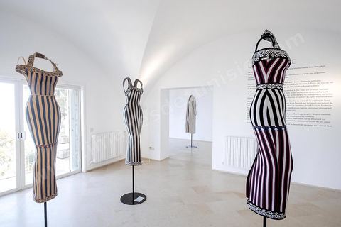 Exposition de quelques pièces de Haute Couture dasn l'ancienne maison du couturier tunisien Azzedine Alaia à Sidi Bou Said