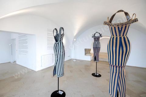 Exposition de quelques pièces de Haute Couture dasn l'ancienne maison du couturier tunisien Azzedine Alaia à Sidi Bou Said