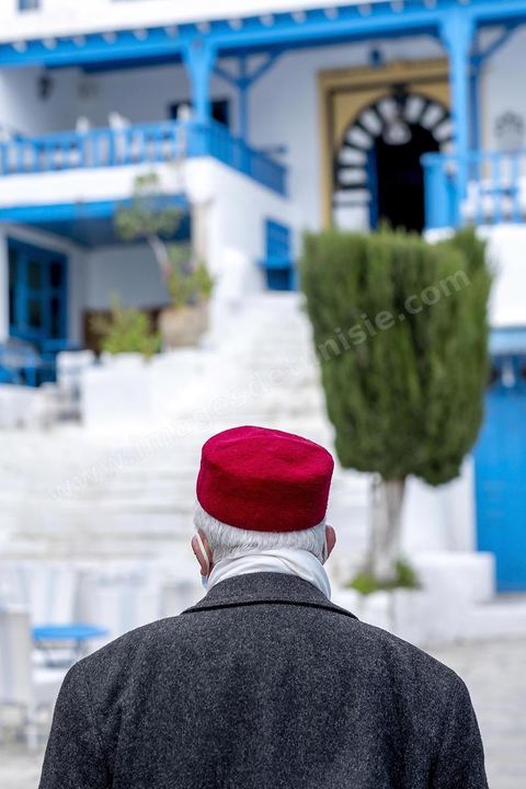 Mohamed, la mémoire du village, devant le café des nattes, se rappelle de Michel attablé en haut de l'escalier. Sidi Bou Saïd sur les traces de Michel Foucault
