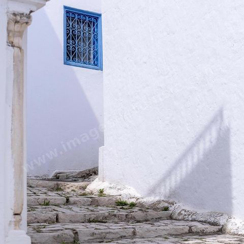 Ruelles, escalier, mur blanc et fenêtres bleues. Sidi Bou Saïd sur les traces de Michel Foucault