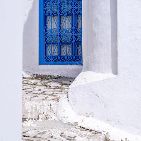 Ruelles, escalier, mur blanc et fenêtres bleues. Sidi Bou Saïd sur les traces de Michel Foucault
