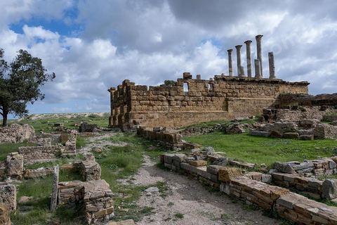 le site archéologique romain de Thuburbo Majus. Thuburbo Majus est située à l'entrée d'El Fahs à 60 km de Tunis, malgré qu’elle soit totalement abandonnée maintenant, elle comptait plus que 10000 habitants au deuxième siècle après J.C. La ville de Thuburbo Majus, existait avant l’arrivée des romains, elle était avant berbère puis carthaginoise. Pendant l’époque romaine, cette cité a connu une prospérité surtout en 128 quand elle reçut le statut de municipe suite à la visite de l’empereur Hadrien. La plupart des monuments de la cité datent de la moitié du 2ème siècle.Seuls 7 Ha sur les 40 Ha ont été fouillés, les trois portes de la ville indiquent son gigantisme.