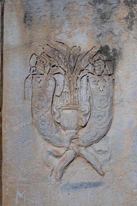 le site archéologique romain de Thuburbo Majus. Thuburbo Majus est située à l'entrée d'El Fahs à 60 km de Tunis, malgré qu’elle soit totalement abandonnée maintenant, elle comptait plus que 10000 habitants au deuxième siècle après J.C. La ville de Thuburbo Majus, existait avant l’arrivée des romains, elle était avant berbère puis carthaginoise. Pendant l’époque romaine, cette cité a connu une prospérité surtout en 128 quand elle reçut le statut de municipe suite à la visite de l’empereur Hadrien. La plupart des monuments de la cité datent de la moitié du 2ème siècle.Seuls 7 Ha sur les 40 Ha ont été fouillés, les trois portes de la ville indiquent son gigantisme.