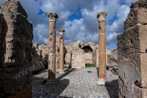 le site archéologique romain de Thuburbo Majus. Thuburbo Majus est située à l'entrée d'El Fahs à 60 km de Tunis, malgré qu’elle soit totalement abandonnée maintenant, elle comptait plus que 10000 habitants au deuxième siècle après J.C. La ville de Thuburbo Majus, existait avant l’arrivée des romains, elle était avant berbère puis carthaginoise. Pendant l’époque romaine, cette cité a connu une prospérité surtout en 128 quand elle reçut le statut de municipe suite à la visite de l’empereur Hadrien. La plupart des monuments de la cité datent de la moitié du 2ème siècle.Seuls 7 Ha sur les 40 Ha ont été fouillés, les trois portes de la ville indiquent son gigantisme.