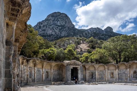 Le temple des Eaux, situé au pied du jebel, est le plus grand de l’Antiquité romaine dans le bassin méditerranéen. C’est le point de départ la distribution de l'eau de la Carthage romaine via l'aqueduc, avec un grand et un petit temple, ainsi que le commencement de la conduite qui continue, de nos jours, à fonctionner. Zaghouan est une ville agricole d'origine romaine (Ziqua) construite au pied du Jebel Zaghouan (1295 m) et riche en fontaines d'eau de source. C'est une charmante petite médina agrippée aux flancs du relief boisé. L’architecture sacrée y reflète de profondes influences andalouses puisqu’une communauté de réfugiés andalous s’y installa au XVII° siècle. 