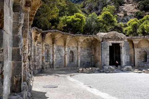 Le temple des Eaux, situé au pied du jebel, est le plus grand de l’Antiquité romaine dans le bassin méditerranéen. C’est le point de départ la distribution de l'eau de la Carthage romaine via l'aqueduc, avec un grand et un petit temple, ainsi que le commencement de la conduite qui continue, de nos jours, à fonctionner. Zaghouan est une ville agricole d'origine romaine (Ziqua) construite au pied du Jebel Zaghouan (1295 m) et riche en fontaines d'eau de source. C'est une charmante petite médina agrippée aux flancs du relief boisé. L’architecture sacrée y reflète de profondes influences andalouses puisqu’une communauté de réfugiés andalous s’y installa au XVII° siècle. 