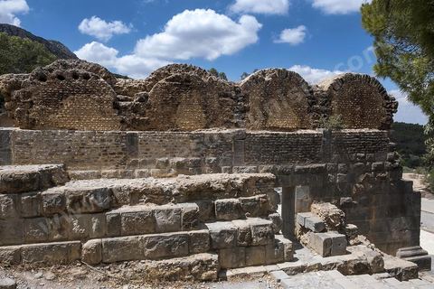 Le temple des Eaux, situé au pied du jebel, est le plus grand de l’Antiquité romaine dans le bassin méditerranéen. C’est le point de départ la distribution de l'eau de la Carthage romaine via l'aqueduc, avec un grand et un petit temple, ainsi que le commencement de la conduite qui continue, de nos jours, à fonctionner. Zaghouan est une ville agricole d'origine romaine (Ziqua) construite au pied du Jebel Zaghouan (1295 m) et riche en fontaines d'eau de source. C'est une charmante petite médina agrippée aux flancs du relief boisé. L’architecture sacrée y reflète de profondes influences andalouses puisqu’une communauté de réfugiés andalous s’y installa au XVII° siècle. 