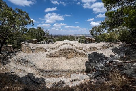 Le temple des Eaux, situé au pied du jebel, est le plus grand de l’Antiquité romaine dans le bassin méditerranéen. C’est le point de départ la distribution de l'eau de la Carthage romaine via l'aqueduc, avec un grand et un petit temple, ainsi que le commencement de la conduite qui continue, de nos jours, à fonctionner. Zaghouan est une ville agricole d'origine romaine (Ziqua) construite au pied du Jebel Zaghouan (1295 m) et riche en fontaines d'eau de source. C'est une charmante petite médina agrippée aux flancs du relief boisé. L’architecture sacrée y reflète de profondes influences andalouses puisqu’une communauté de réfugiés andalous s’y installa au XVII° siècle. 