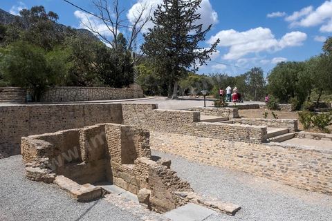 Le petit temple. Le temple des Eaux, situé au pied du jebel, est le plus grand de l’Antiquité romaine dans le bassin méditerranéen. C’est le point de départ la distribution de l'eau de la Carthage romaine via l'aqueduc, avec un grand et un petit temple, ainsi que le commencement de la conduite qui continue, de nos jours, à fonctionner. Zaghouan est une ville agricole d'origine romaine (Ziqua) construite au pied du Jebel Zaghouan (1295 m) et riche en fontaines d'eau de source. C'est une charmante petite médina agrippée aux flancs du relief boisé. L’architecture sacrée y reflète de profondes influences andalouses puisqu’une communauté de réfugiés andalous s’y installa au XVII° siècle. 