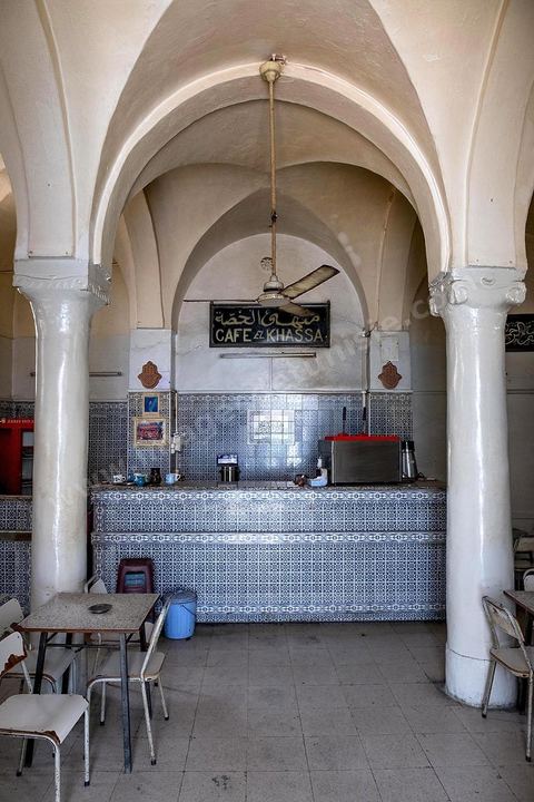 Zaghouan est une ville agricole d'origine romaine (Ziqua) construite au pied du Jebel Zaghouan (1295 m) et riche en fontaines d'eau de source. C'est une charmante petite médina agrippée aux flancs du relief boisé. L’architecture sacrée y reflète de profondes influences andalouses puisqu’une communauté de réfugiés andalous s’y installa au XVII° siècle. 