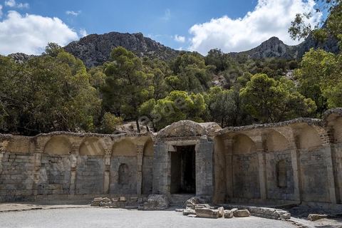 Le temple des Eaux, situé au pied du jebel, est le plus grand de l’Antiquité romaine dans le bassin méditerranéen. C’est le point de départ la distribution de l'eau de la Carthage romaine via l'aqueduc, avec un grand et un petit temple, ainsi que le commencement de la conduite qui continue, de nos jours, à fonctionner. Zaghouan est une ville agricole d'origine romaine (Ziqua) construite au pied du Jebel Zaghouan (1295 m) et riche en fontaines d'eau de source. C'est une charmante petite médina agrippée aux flancs du relief boisé. L’architecture sacrée y reflète de profondes influences andalouses puisqu’une communauté de réfugiés andalous s’y installa au XVII° siècle. 