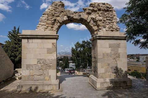 Zaghouan est une ville agricole d'origine romaine (Ziqua) construite au pied du Jebel Zaghouan (1295 m) et riche en fontaines d'eau de source. C'est une charmante petite médina agrippée aux flancs du relief boisé. L’architecture sacrée y reflète de profondes influences andalouses puisqu’une communauté de réfugiés andalous s’y installa au XVII° siècle. 